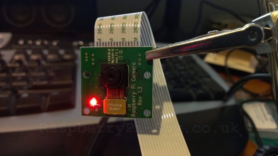 Module caméra avec LED rouge allumée.