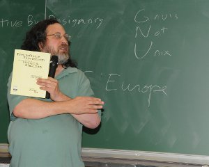 Richard Stallman devant un tableau noir