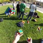 Jongler avec des Rubik's Cubes