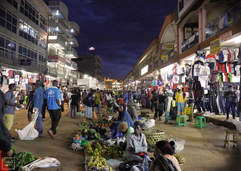 "Nous n'avons pas à être complexes, comme toute autre société."Le centre-ville de Kampala, le soir. PHOTO de Zahara Abdul, utilisée avec la permission