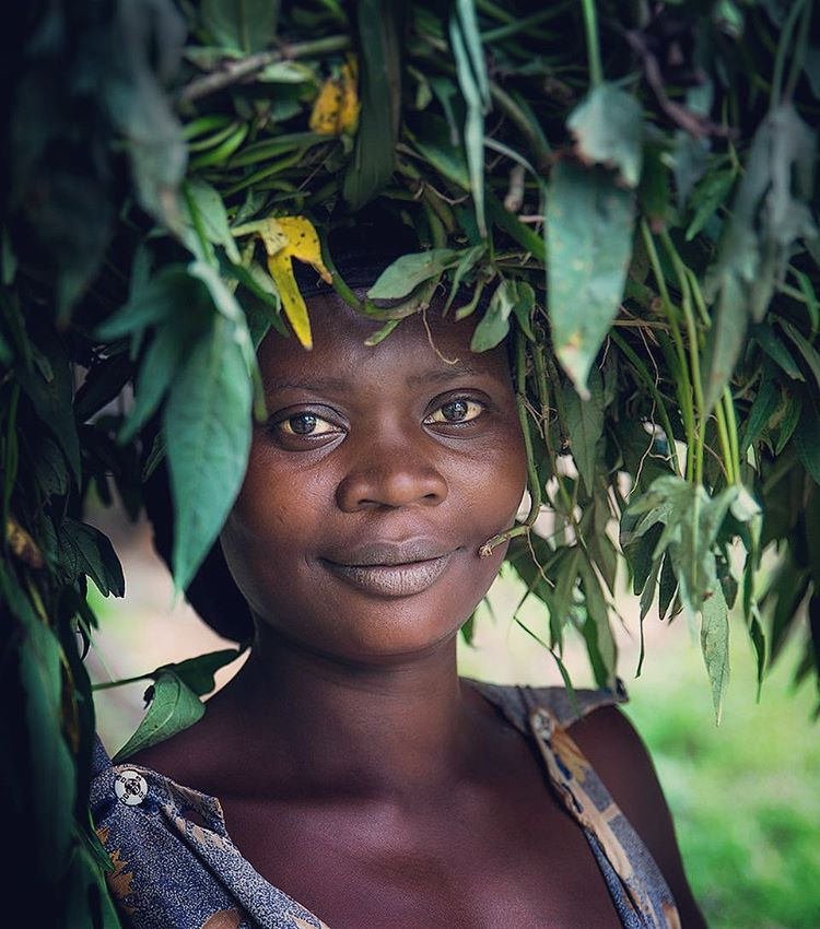 Une femme ougandaise qui veut être belle et en paix avec la nature. Photo de Spencer Montero, utilisée avec permission.
