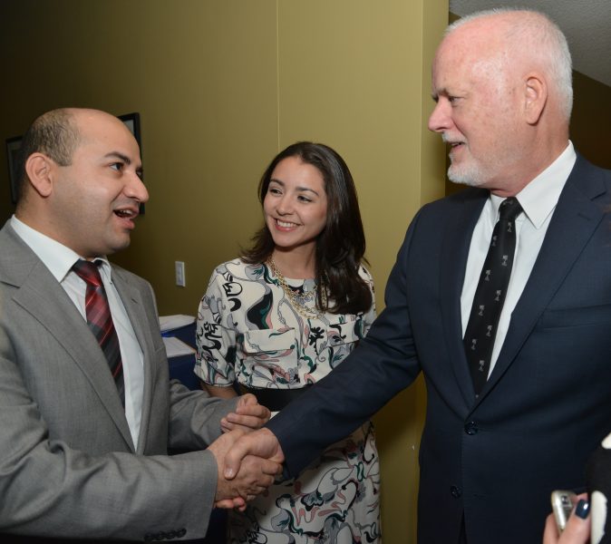 Le Président de l'Assemblée générale des Nations Unies, Peter Thomson (à droite) et l'auteur de Global Voices, Abdulfattoh Shafiev (à gauche). Photo de l'ONU. Réutilisée avec la permission.