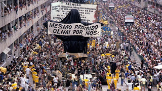 Desfile da escola de samba Beija-Flor em 1989. Foto partilhada pelo blog Geografia e Tal.