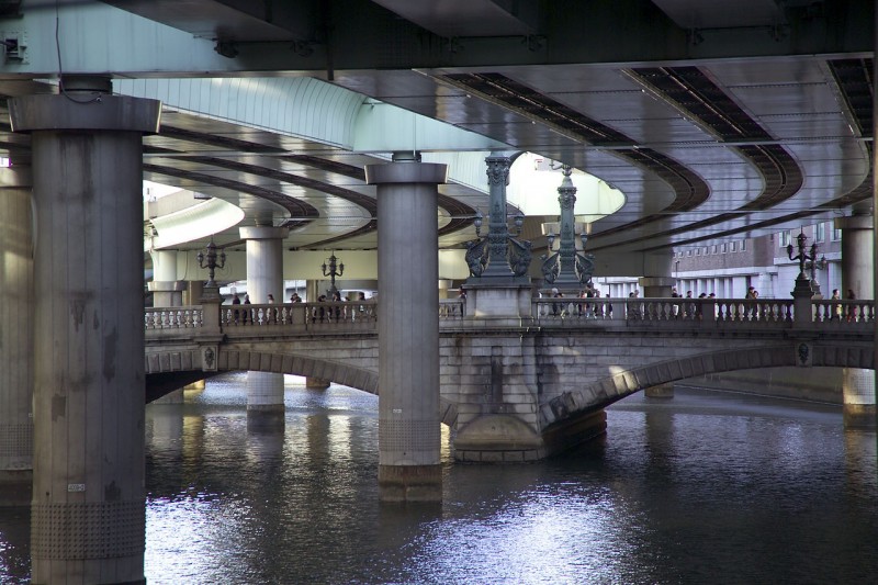 Nihonbashi Bridge, with the Shuto Expressway pictured overhead, 2007. Image from Wikipedia, public domain.