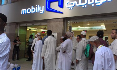 Une ligne de personnes devant un bureau Mobily à Médine, en Arabie saoudite le 16 Octobre 2012. Photo par Kashif Aziz. (CC-BY-Attribution 2.0 Generic)