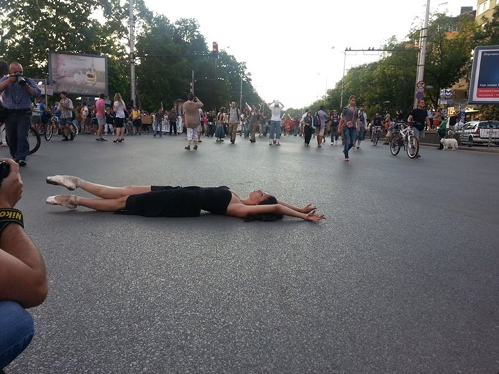 A ballet dancer performing on the streets in a sign of solidarity with the Sunday protests; photo by Ivo Mirchev, used with permission.