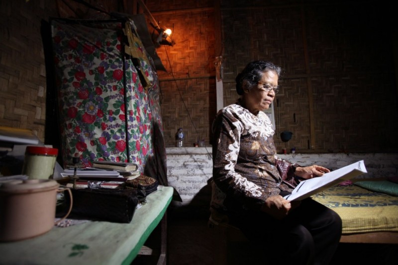 Kadmiyati was studying at a teacher’s college in Yogyakarta in 1965 when she was arrested. "When will there be justice? Who is sadistic and cruel? The communists? Or the perpetrators of the killings? Find out the truth." Photo from Asia Justice and Rights