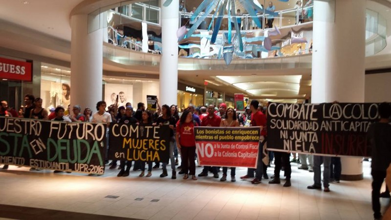 Manifestantes adentro del centro comercial Plaza Las Américas.