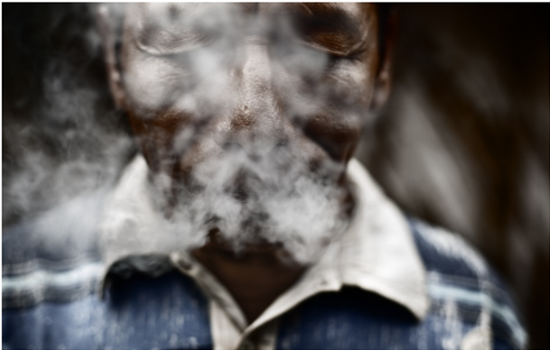 Wisiratu invocando los espíritus ancestrales a través del humo del tabaco: Foto de Álvaro Laiz, publicada con permiso.