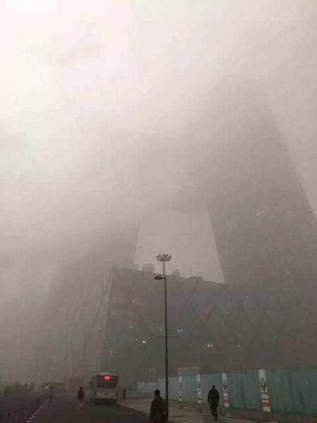 The building of Central Television in Beijing shrouded in thick smog.  Photo from Weibo's user @Yaba