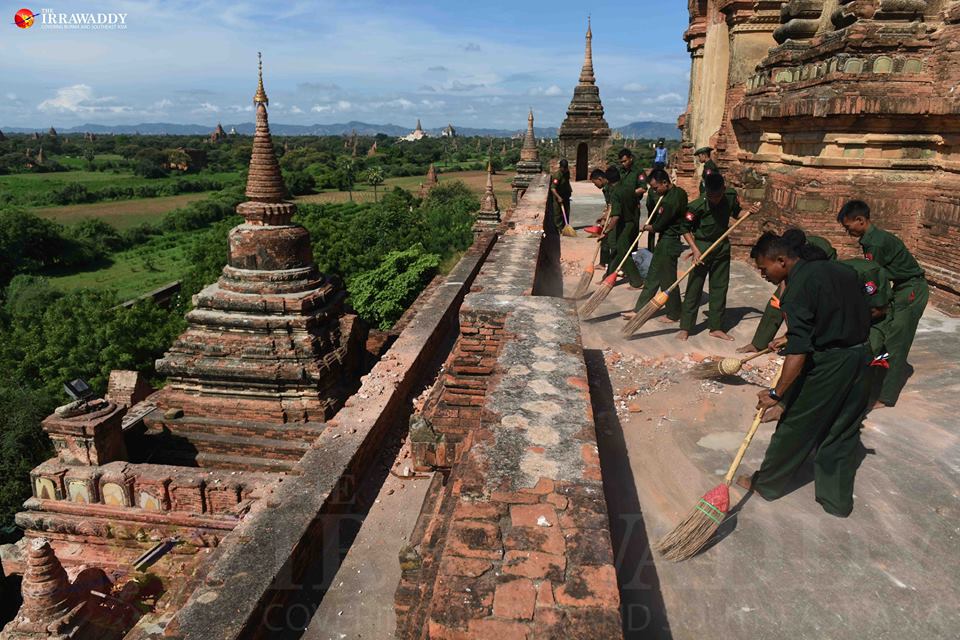 Des soldats nettoient les débris au célèbre Htilominlo Temple à Bagan. Photo par JPaing / The Irrawaddy