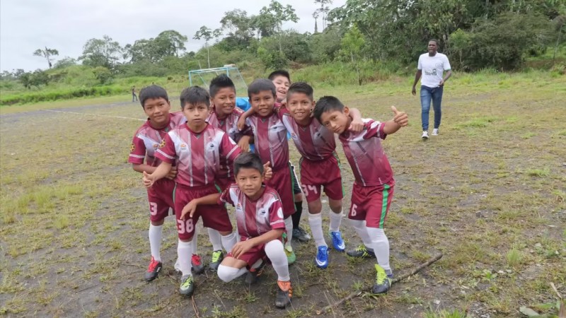 Escuela de Futbol Sarayaku. Pantallazo del video de YouTube "Viajando por el Bobonaza con la Escuela de Futbol Sarayaku".