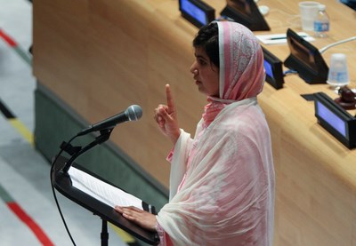 Malala Yousufzai, la jeune lycéenne pakistanaise qui a survécu à une tentative d'assassinat par les Talibans a exhorté les dirigeants du monde entier à protéger les droits à l'égalité et à l'éducation dans un discours à la jeunesse au siège des Nations Unies, vendredi dernier, jour de son 16ème anniversaire. Photo Nancy Siesel. Copyright Demotix (12/7/2013)