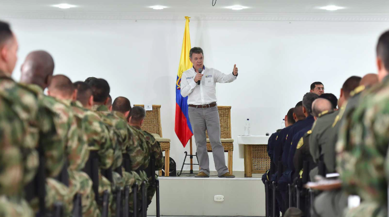 El proceso de paz fue uno de los temas tratados por el Presidente Juan Manuel Santos en la reunión que sostuvo este martes con oficiales y suboficiales de la Primera División del Ejército con sede en Santa Marta. Foto: Presidencia de Colombia.