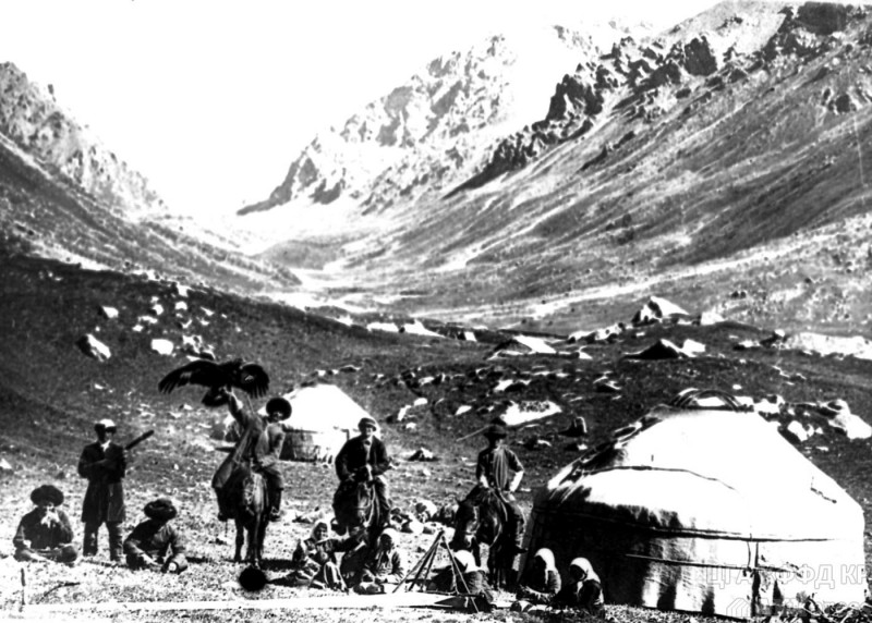 Kyrgyz beside a traditional nomadic dwelling in the early 20th century. From the archives of the state registry. 