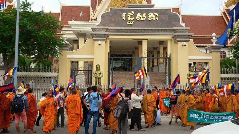 Les moines cambodgiens ont remis une lettre de protestation au gouvernement à Phnom Penh, la capitale du pays. Photo de la page Facebook du mouvement 'Prey Lang - It's Our Forest Too' (Prey Lang - est notre forêt aussi'