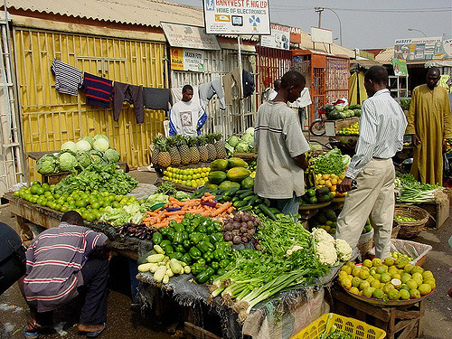Un marché local à Abuja, Nigeria. La corruption affecte surtout les plus pauvres. Photo de l'utilisateur de Flickr Jeff Attaway publiée sous licence Creative Commons 