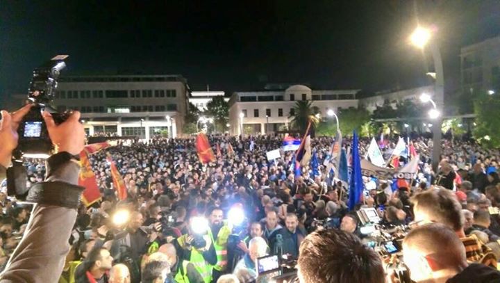 Le peuple rassemblé à Herceg Novi le 31 octobre pour soutenir des semaines de manifestations dans la capitale Podgorica. Photo tirée de la page Facebook de Sloboda Traži Ljude, avec sa permission. 