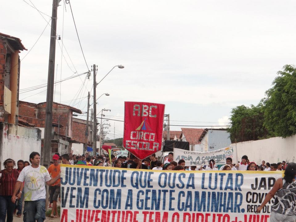 Des citoyens portent la banderole "La jeunesse osant lutter vient avec nous marcher - La jeunesse a le droit de vivre". Photo publiée par Icaro Martins sur Facebook.
