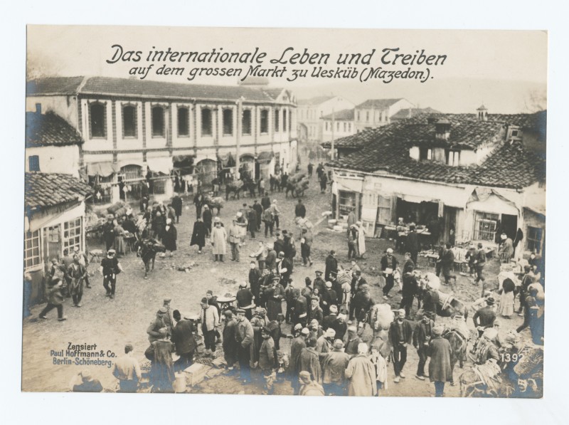 La diversité ethnique se reflète dans la variété vestimentaire au marché de Skopje pendant la 1e Guerre Mondiale. Photo issue des collections numériques de la Bibliothèque publique de New York.