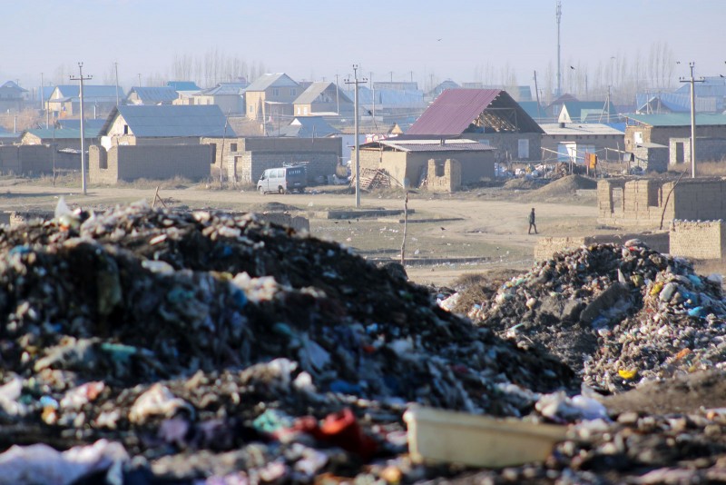 Informal housing in the backdrop at Kyrgyzstan's biggest dump. Photo by Azamat Imanaliev. Used with permission.