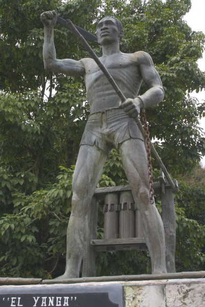 Statue de Gaspar Yanga. Photo par Erasmo Vasquez Lendechy via Wikipedia. Utilisée sous licence Creative Commons