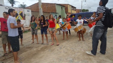Des participants au projet jouent des percussions au parc São Vicente, dans le quartier de Canindezinho. Photo publiée sur le blog du projet Luthieria Cultural.