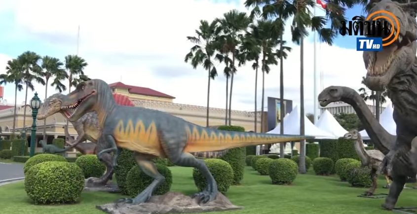Dinosaur models in front of Government House in Bangkok, Thailand. Screenshot from the video of Matichon TV uploaded on YouTube