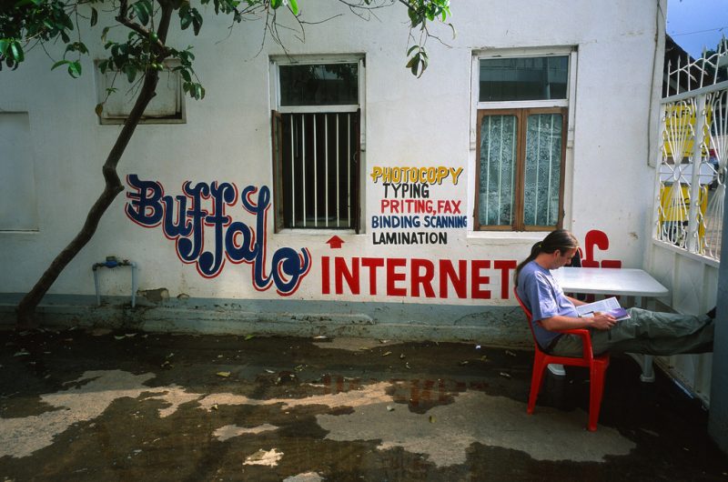 Une annonce d'un cyber-café en Tanzanie, qui est l'un des 10 premiers pays ayant le plus d'internautes en Afrique. Photo Creative Commons de l'utilisateur de Flickr Aslak Raanes.