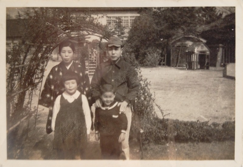 まっちゃこさんと両親と弟。1939年頃、神戸市東灘区にて。許可を得て使用。