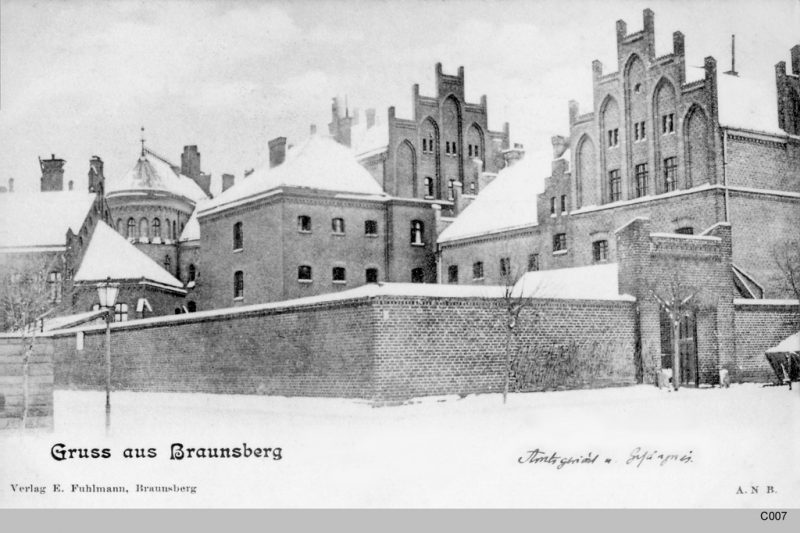 A 1945 postcard showing the prison in Braniewo, Poland. Public domain via Wikimedia Commons. 