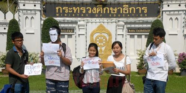 Student activists protesting in front of the Thai Education Department. Image by Nattanan Warintarawet (second from right).