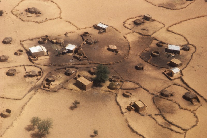 Un village envahi par le désert en Mauritanie. 01/01/1984. Mauritanie. Photo ONU / John Isaac. CC BY-NC-ND 2.0