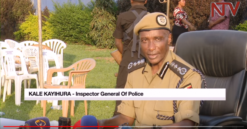 Une capture d'écran d'une vidéo YouTube montrant l'inspecteur général de la police, M. Kale Kayihura, s'adressant au public à Nansana, district de Wakiso, où plusieurs femmes ont été assassinées.