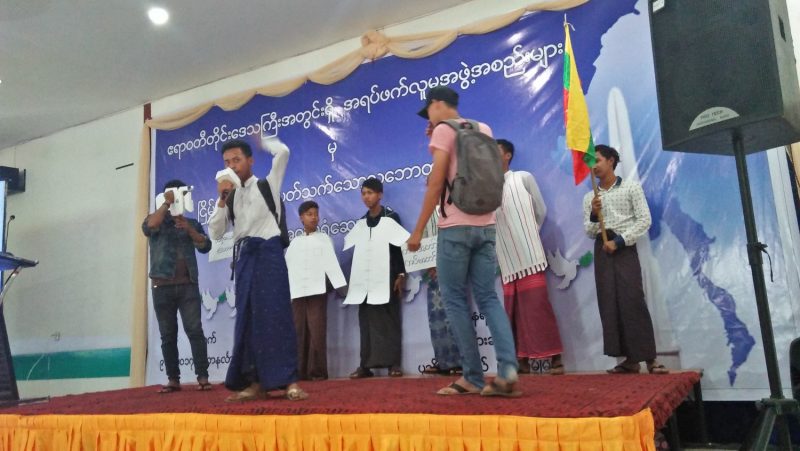 Les étudiants jouant une pièce de théâtre jugée diffamatoire par l'armée birmane / Salai Thant Zin / The Irrawaddy