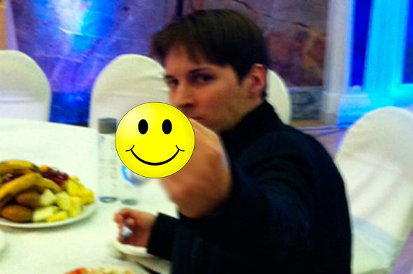 Pavel Durov fait un doigt d'honneur aux investisseurs qu'il accuse de chercher à l'évincer de Vkontakte. Son attitude envers les censeurs russes semble être à peu près la même aujourd'hui. 22 juillet 2011.