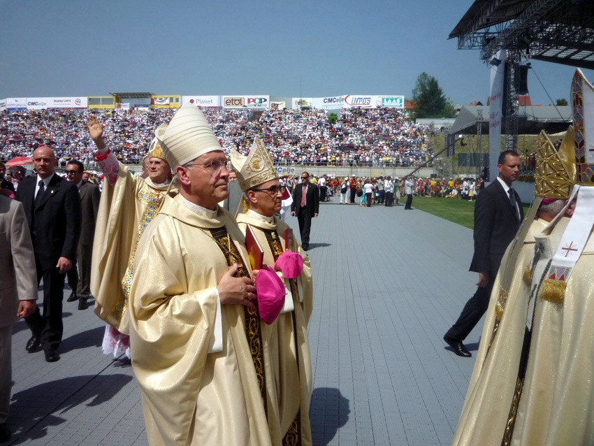 Le Cardinal Tarcisio Bertone, Secrétaire d'état, qi expédiera les affaires courantes. Il est considéré comme l'homme le plus puissant du Vatican