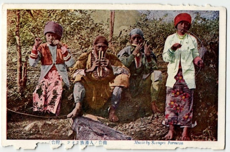 A historical photo of the Tsou people in Taiwan playing their music instruments. This photo is originally posted at taipics.com.