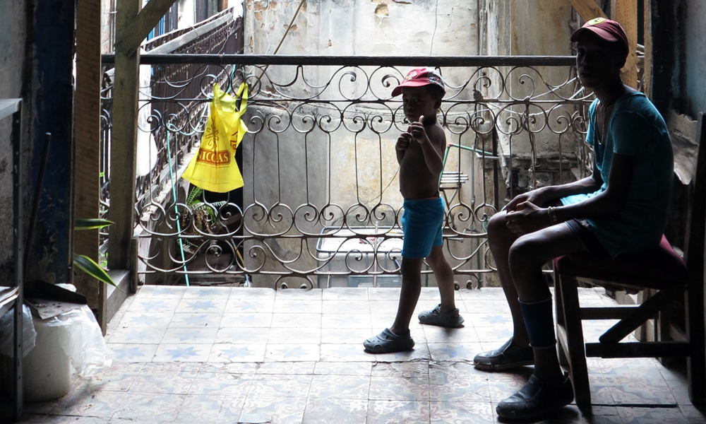Una familia en un edificio de La Habana (Foto: Mónica Baró - Periodismo de Barrio)