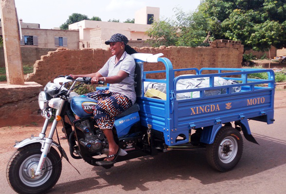 Fatim, la commerçante de Moto-taxi à Sakolabada, Kéniéba au Mali avec sa permission. 
