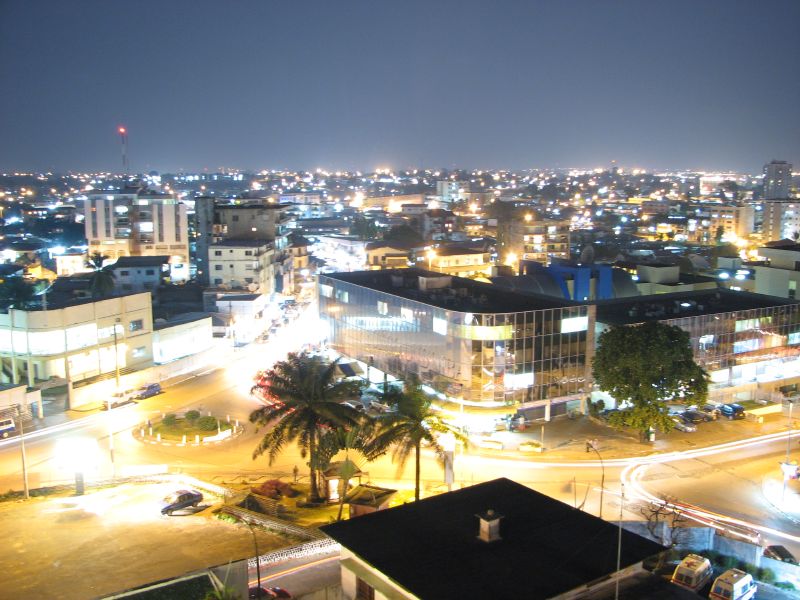 Vue sur Libreville la nuit. Par Hugues sur FlickR CC-BY-2.0 