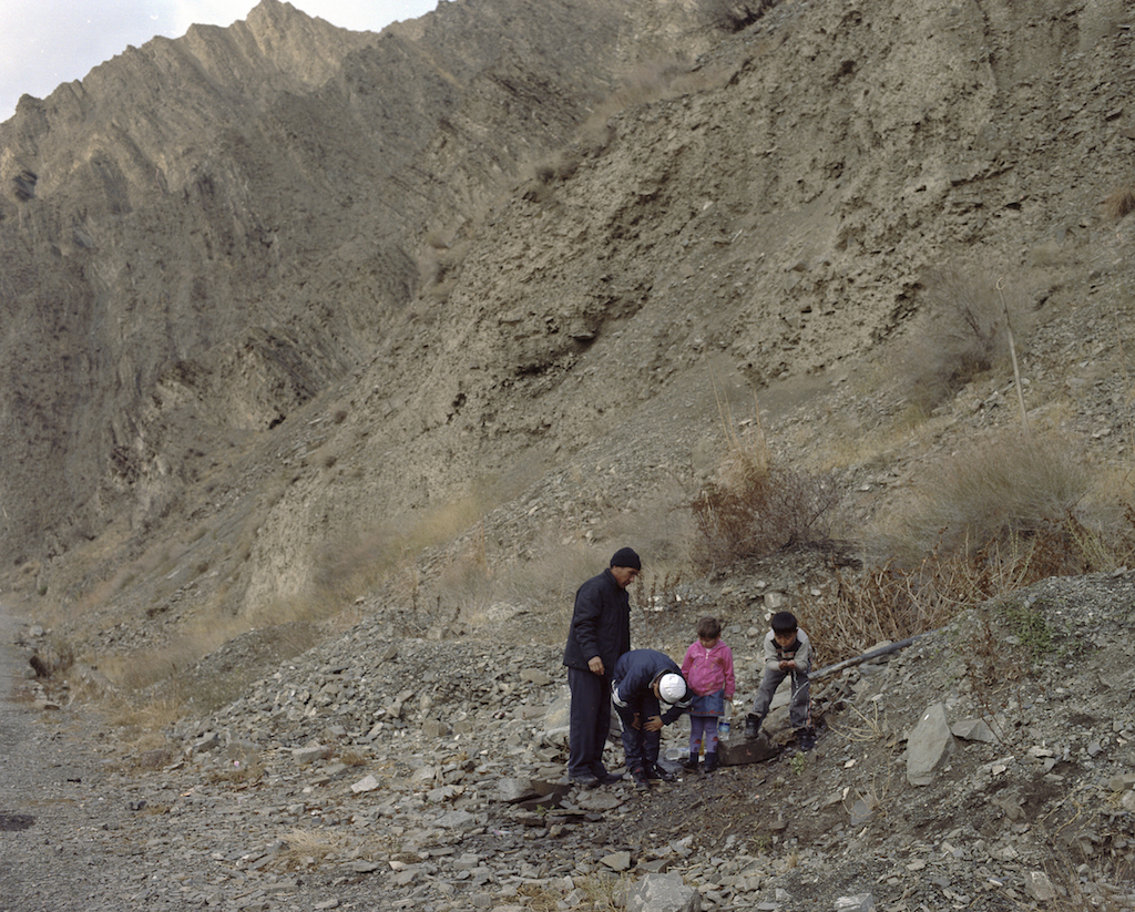 Une famille boit de l'eau d'une conduite surgissant des montagnes de la région de Naryn du Kirghizistan. Photo de Fyodor Savintsev / Salt Images, 2013.