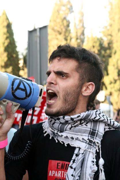 Renen Raz lors d'une manifestation en Israël-Palestine. Photo téléchargée de Facebook par Ronnie Barkan.