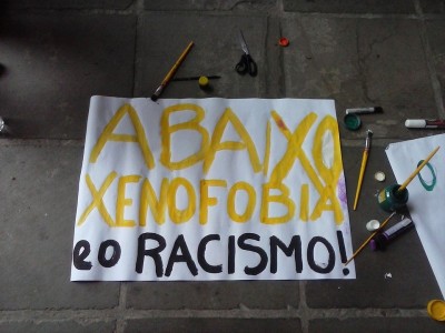 Une des banderoles de la manifestation disant: "A bas la xénophobie et le racisme". Photo: barricadas Abrem Caminhos / Facebook