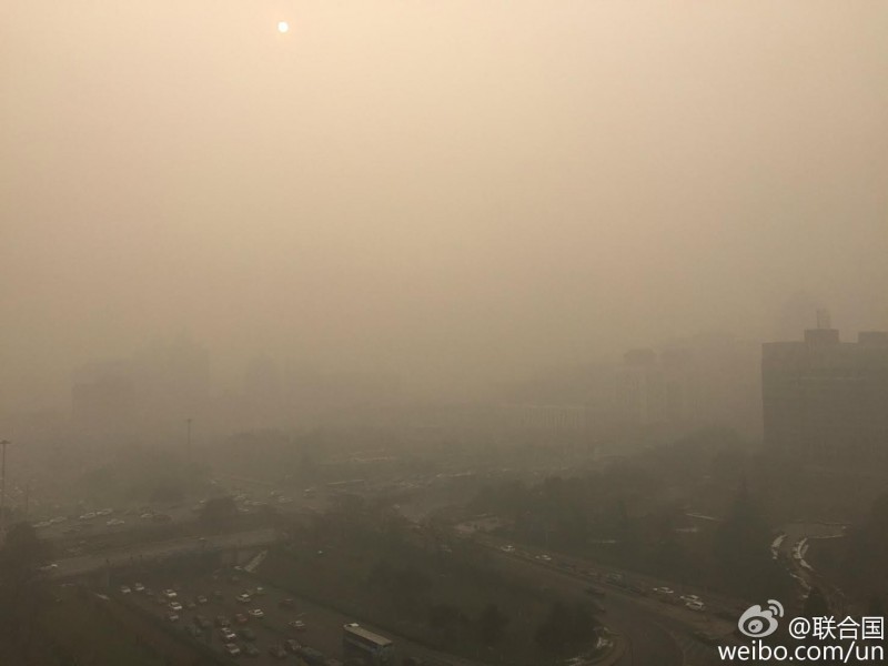 Beijing blankets in hazardous smoke of year’s worst record on November 30 of the UN climate change talk in Paris.  Image from United Nation's official Weibo.