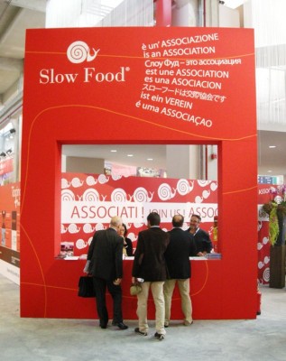 Presentación del movimiento Slow Food en una feria italiana. Fuente: Wikipédia
