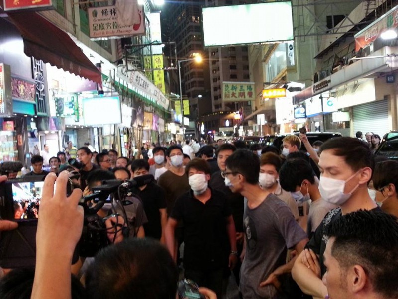 Thugs with face masks appeared in Causeway Bay sit-in site at around 6pm.  Photo taken by Cheung Ka Man.