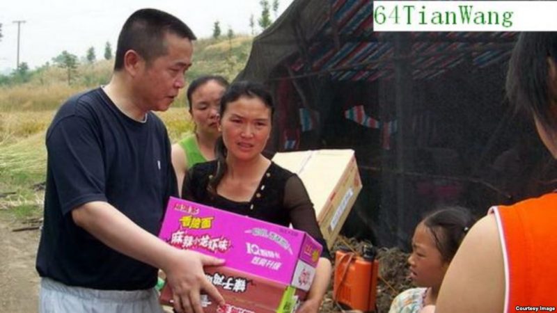 Huang helping victims of the Sichuan earthquake in 2008. Photo: VOA.
