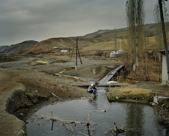 Trouver une eau potable et saine est une tâche ardue dans la région de Batken au Kirghizistan. La proximité de nombreux barrages a tari les rivières, et les gens se sentent alors obligés de se battre pour quelques gouttes d'eau. 