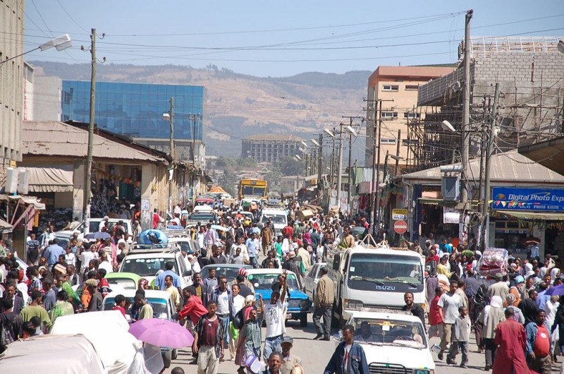 Une foule dans une rue d'Addis Ababa. Photo de Sam Effron via Wikimedia (CC BY-SA 2.0)